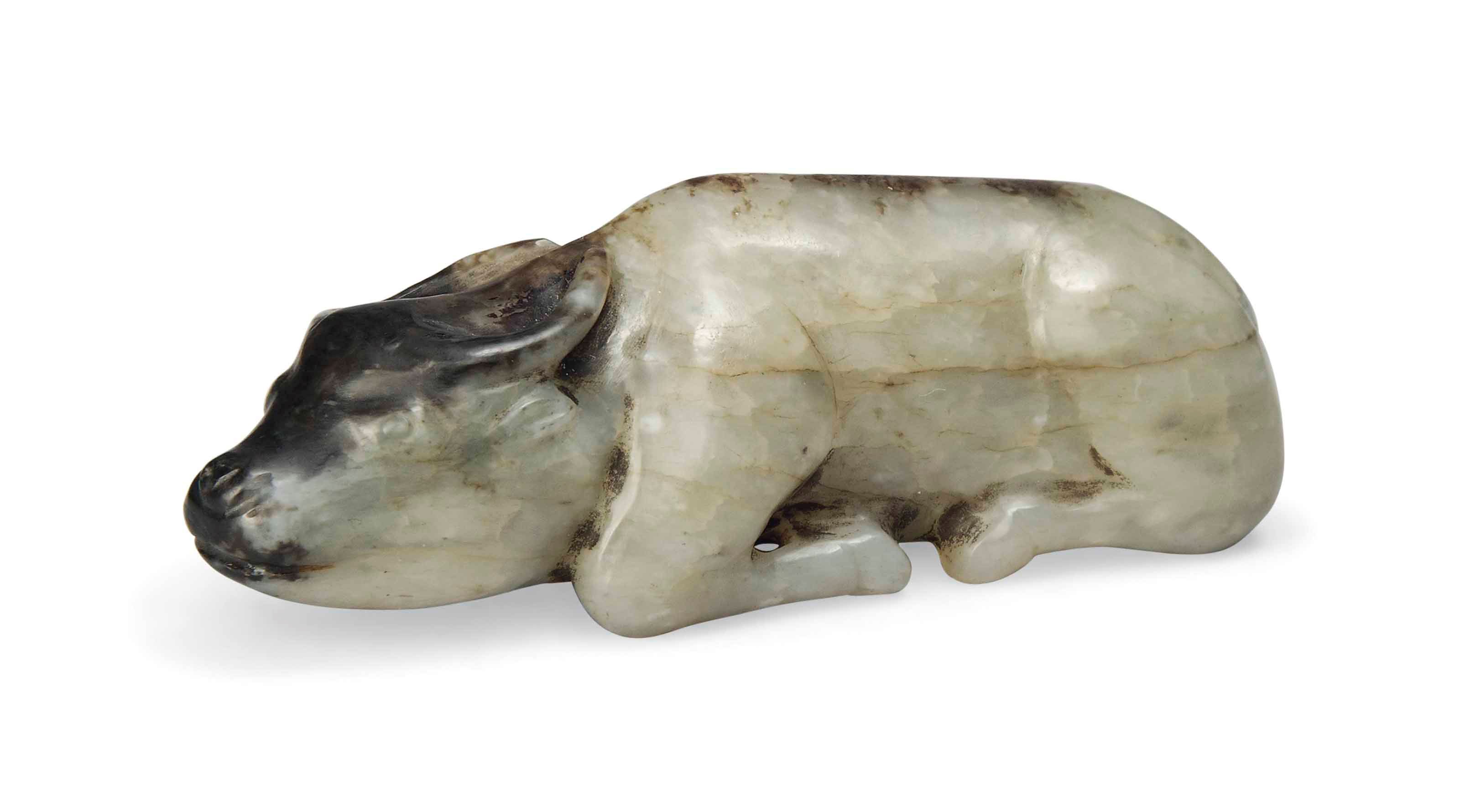 A CHINESE BLACK AND GREY JADE FIGURE OF A BUFFALO