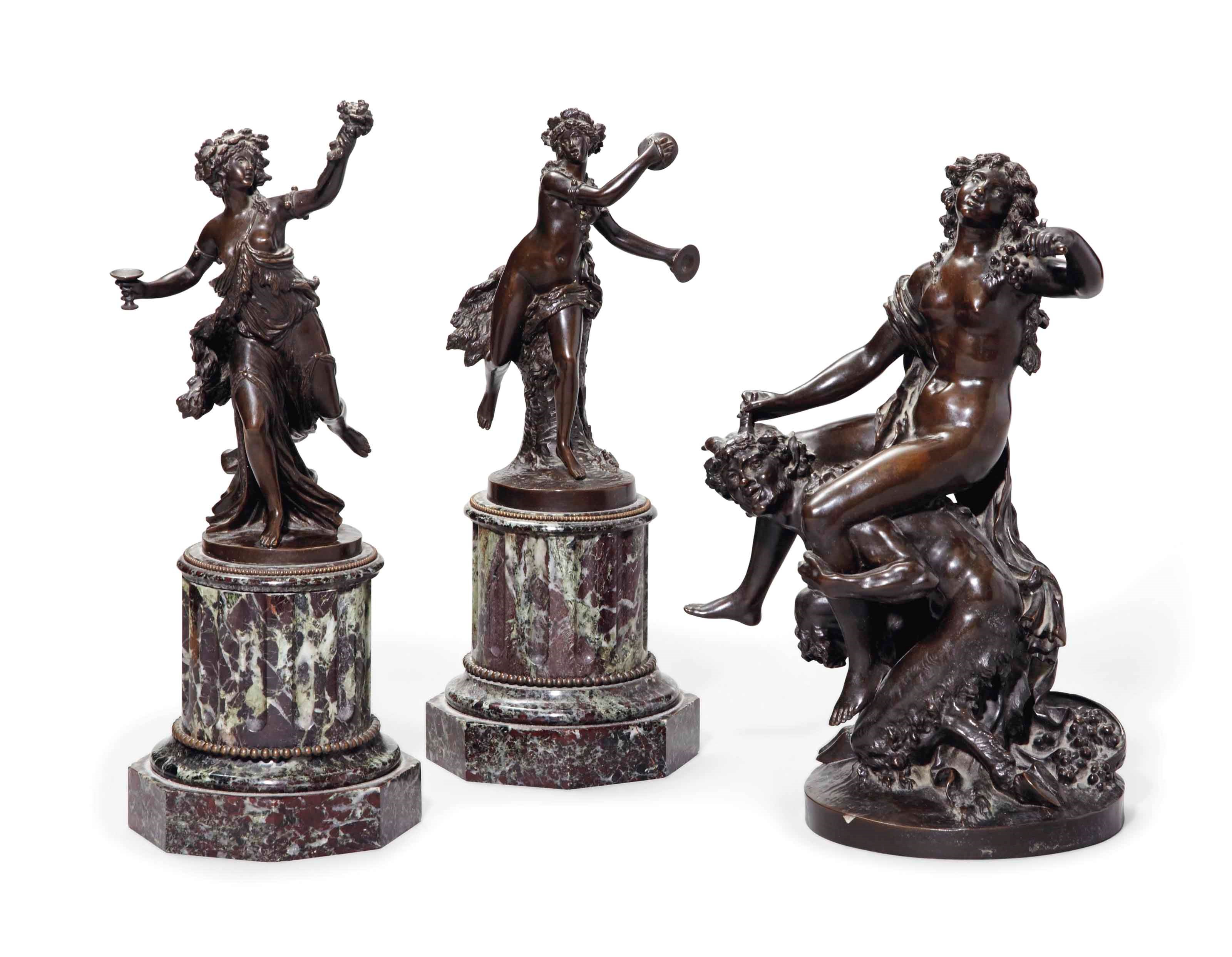 GARNITURE EN BRONZE COMPOSEE DE DEUX FIGURES REPRESENTANT DES BACCHANTES ET D'UN GROUPE REPRESENTANT UN SATYRE PORTANT UNE BACCHANTE
