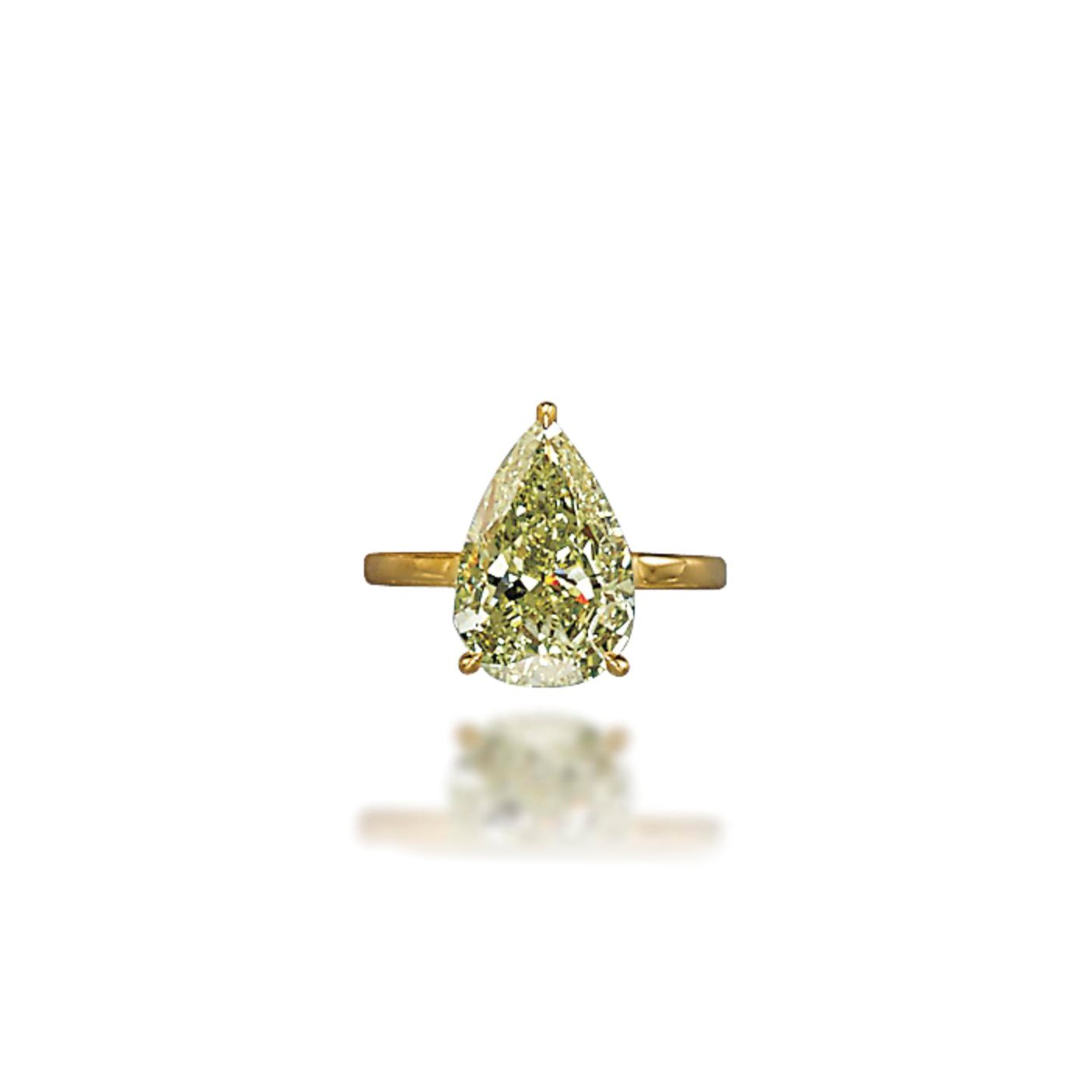 A COLOURED DIAMOND RING