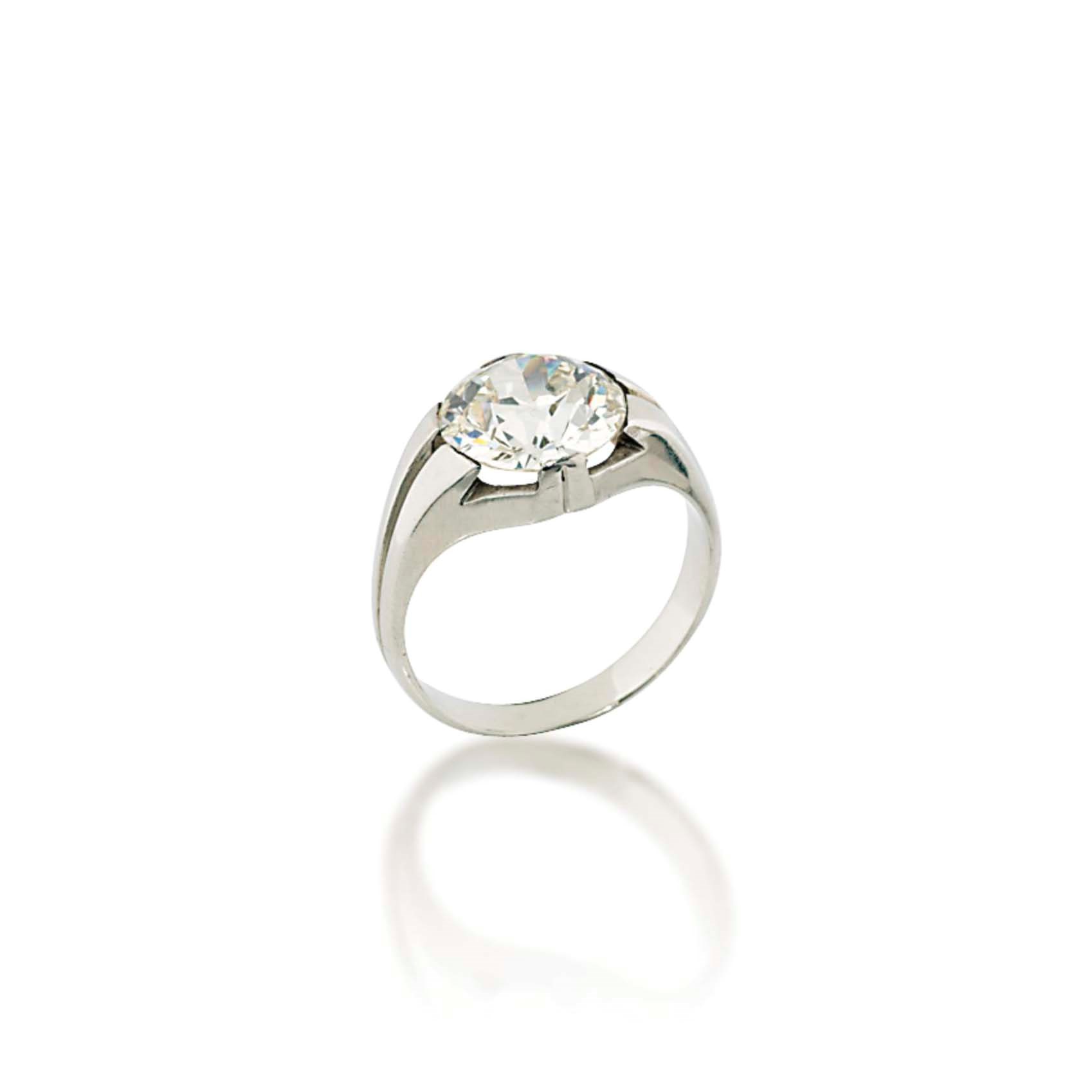 A SINGLE-STONE DIAMOND RING
