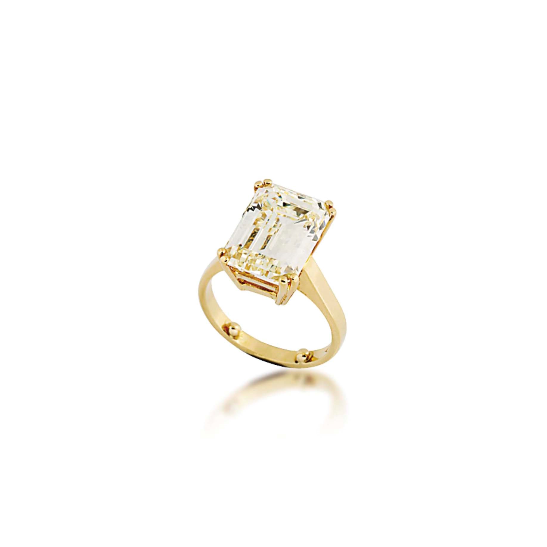 A SINGLE-STONE DIAMOND RING