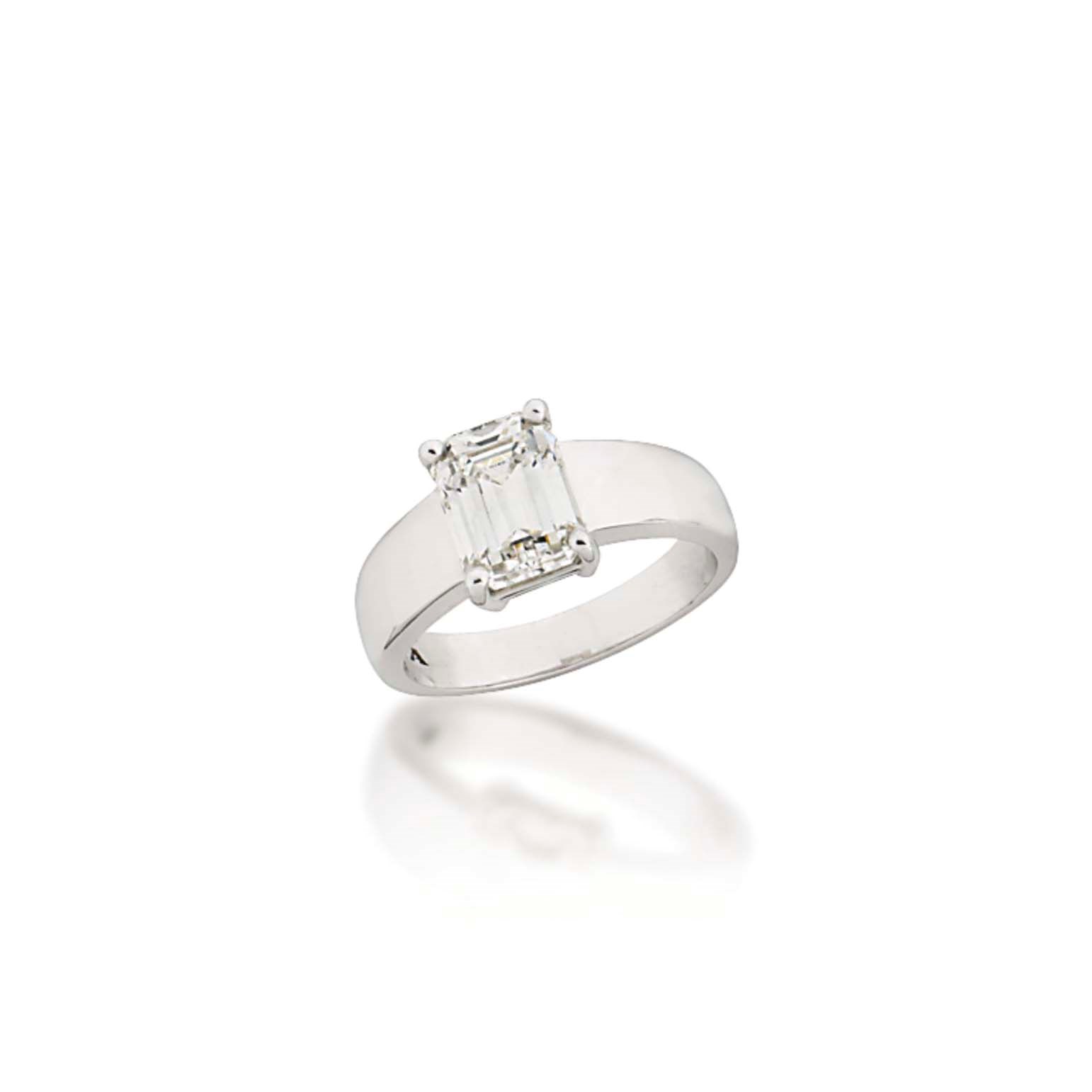 A SINGLE-STONE DIAMOND RING