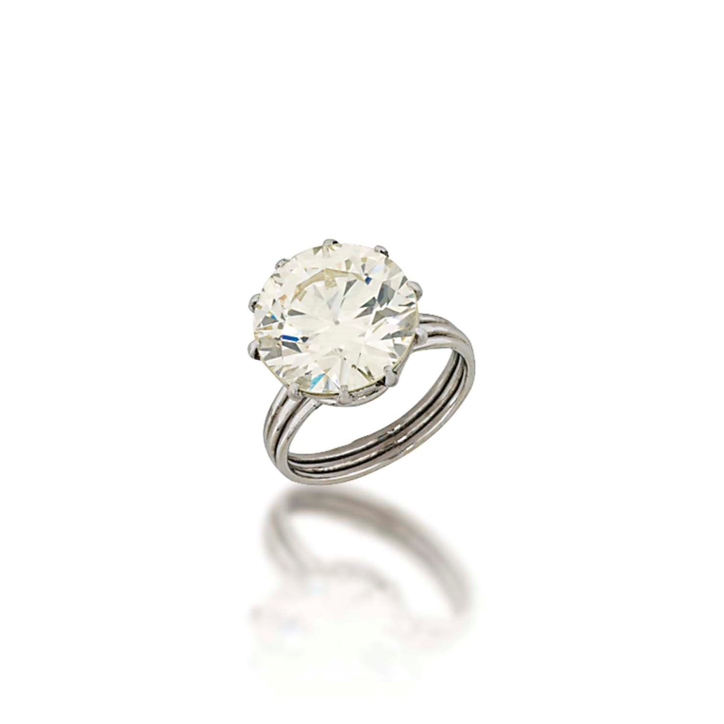 A SINGLE-STONE DIAMOND RING