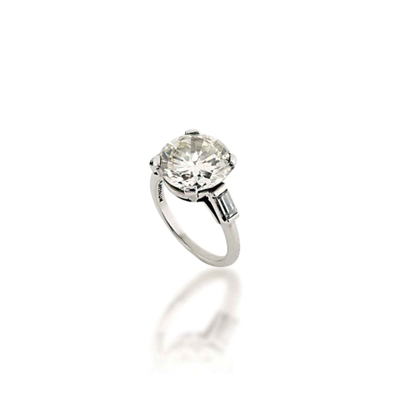 A SINGLE-STONE DIAMOND RING