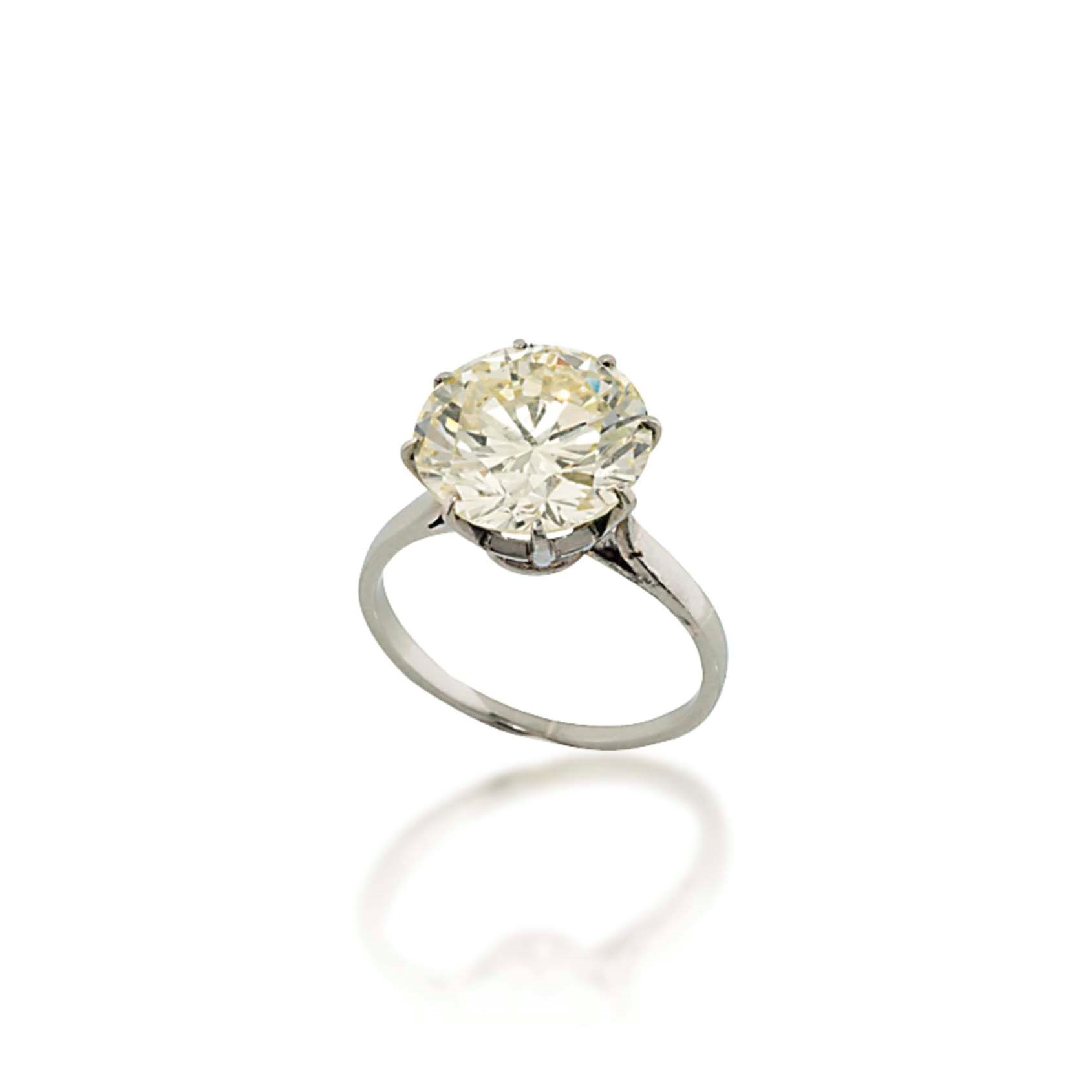 A SINGLE-STONE DIAMOND RING