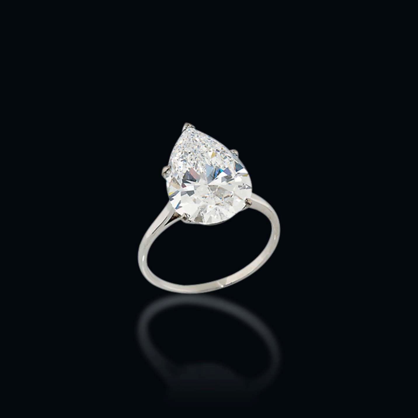 A SINGLE-STONE DIAMOND RING