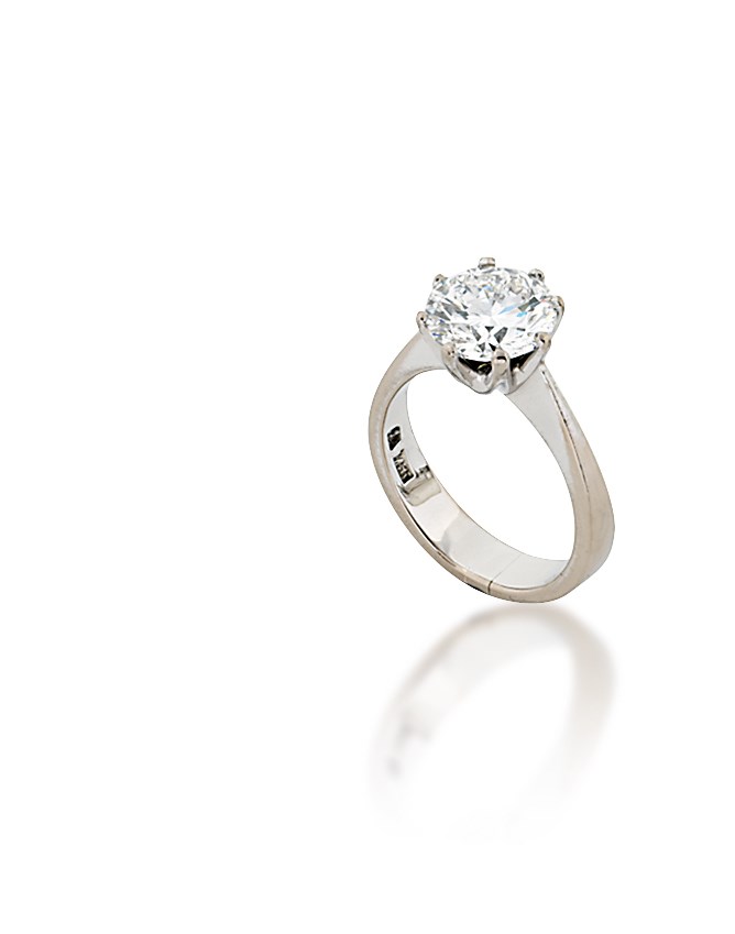 A SINGLE-STONE DIAMOND RING