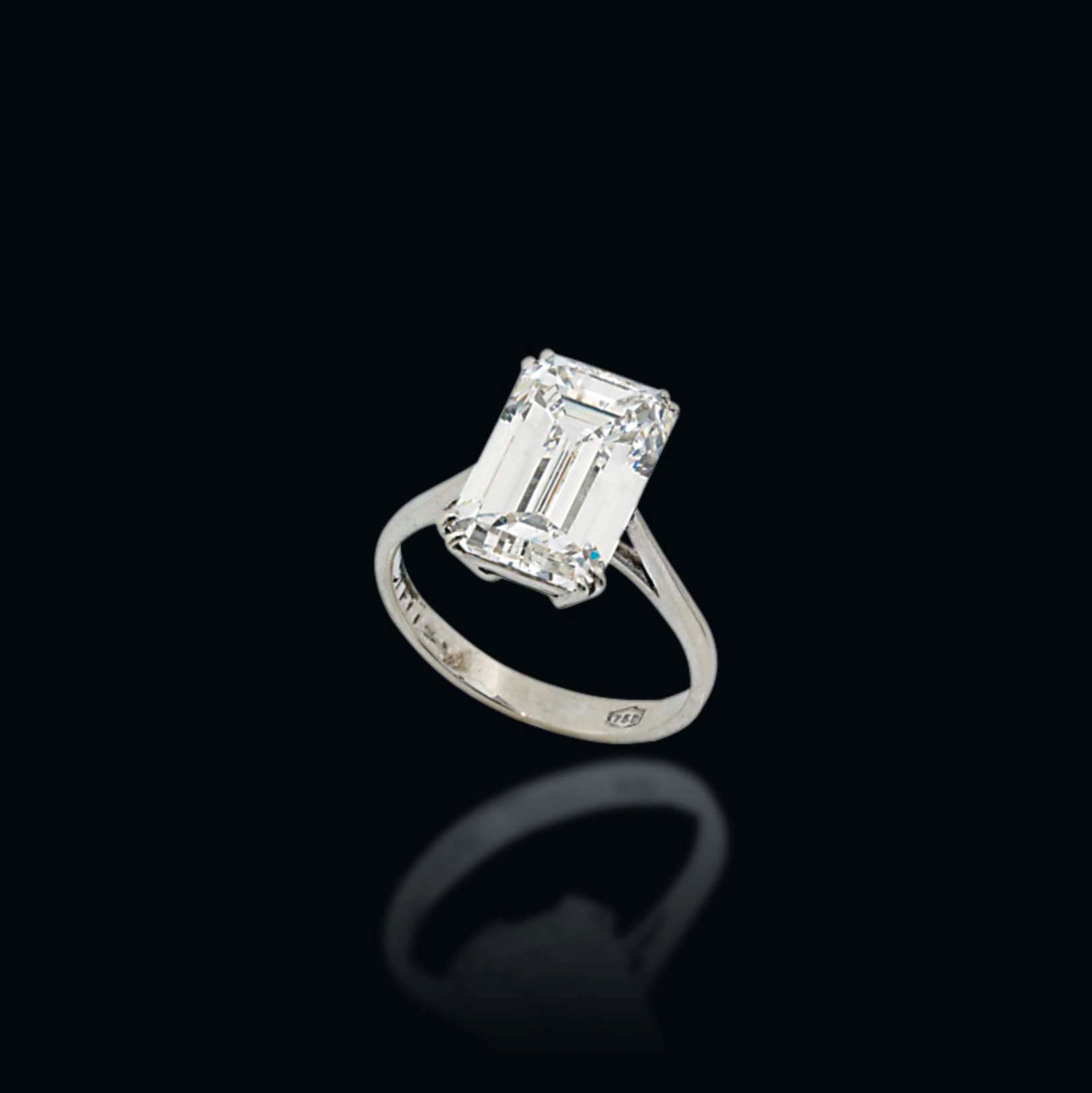 A SINGLE-STONE DIAMOND RING
