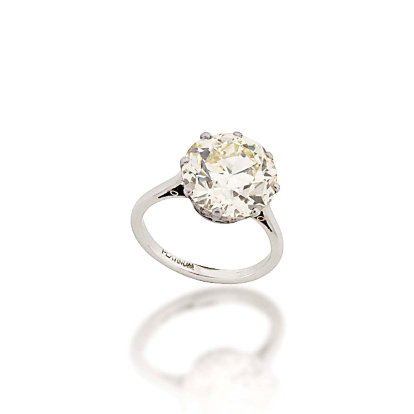 A SINGLE-STONE DIAMOND RING