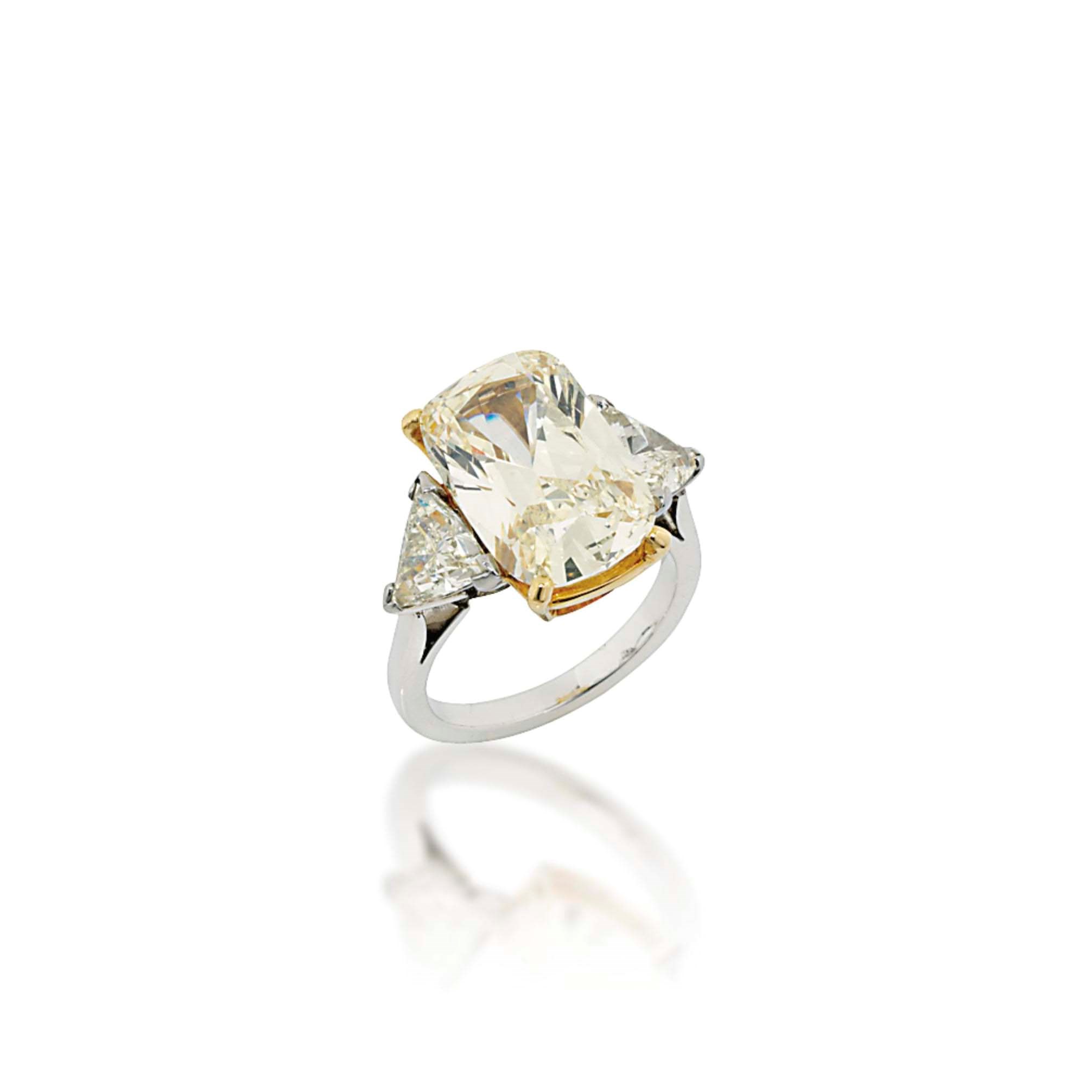 A SINGLE-STONE DIAMOND RING