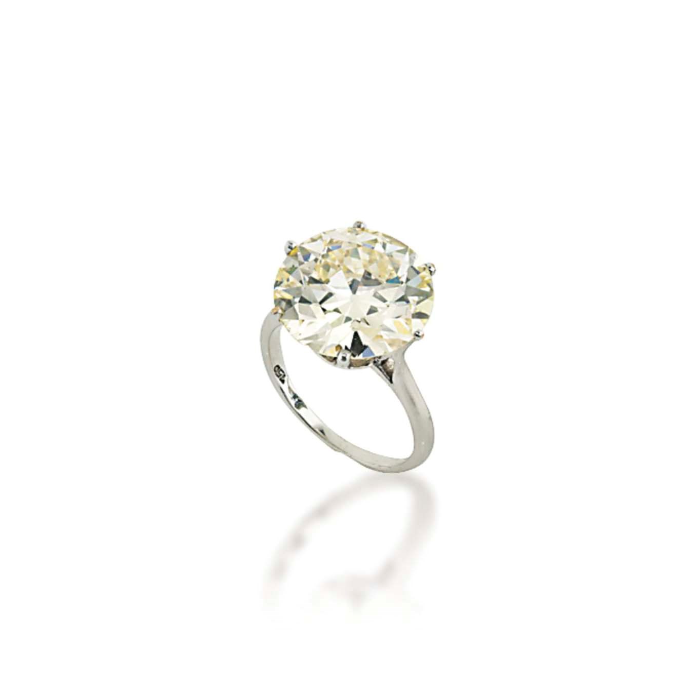 A SINGLE-STONE DIAMOND RING