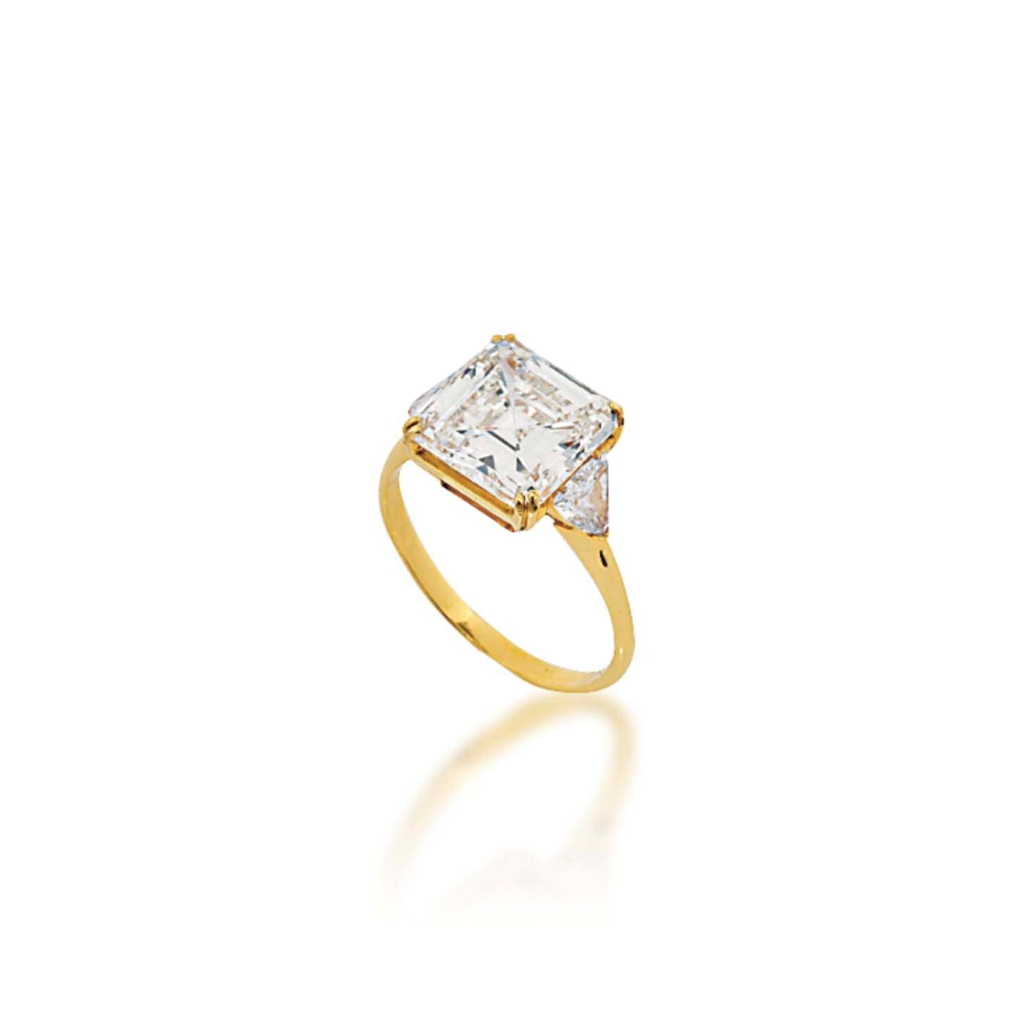 A SINGLE-STONE DIAMOND RING
