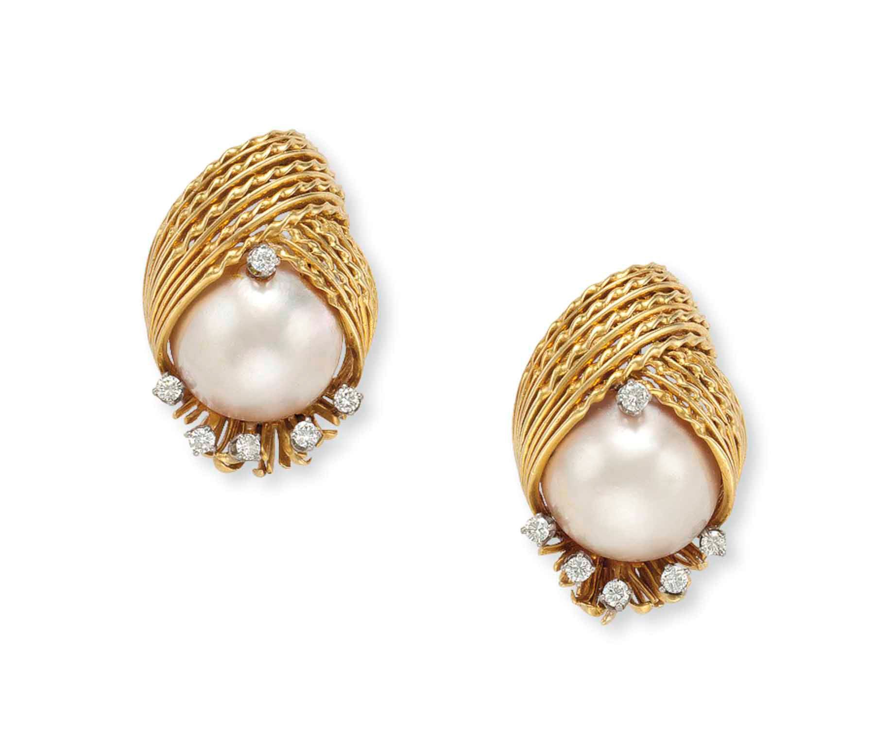 A GROUP OF JEWELRY