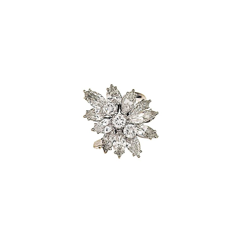 A diamond cluster ring