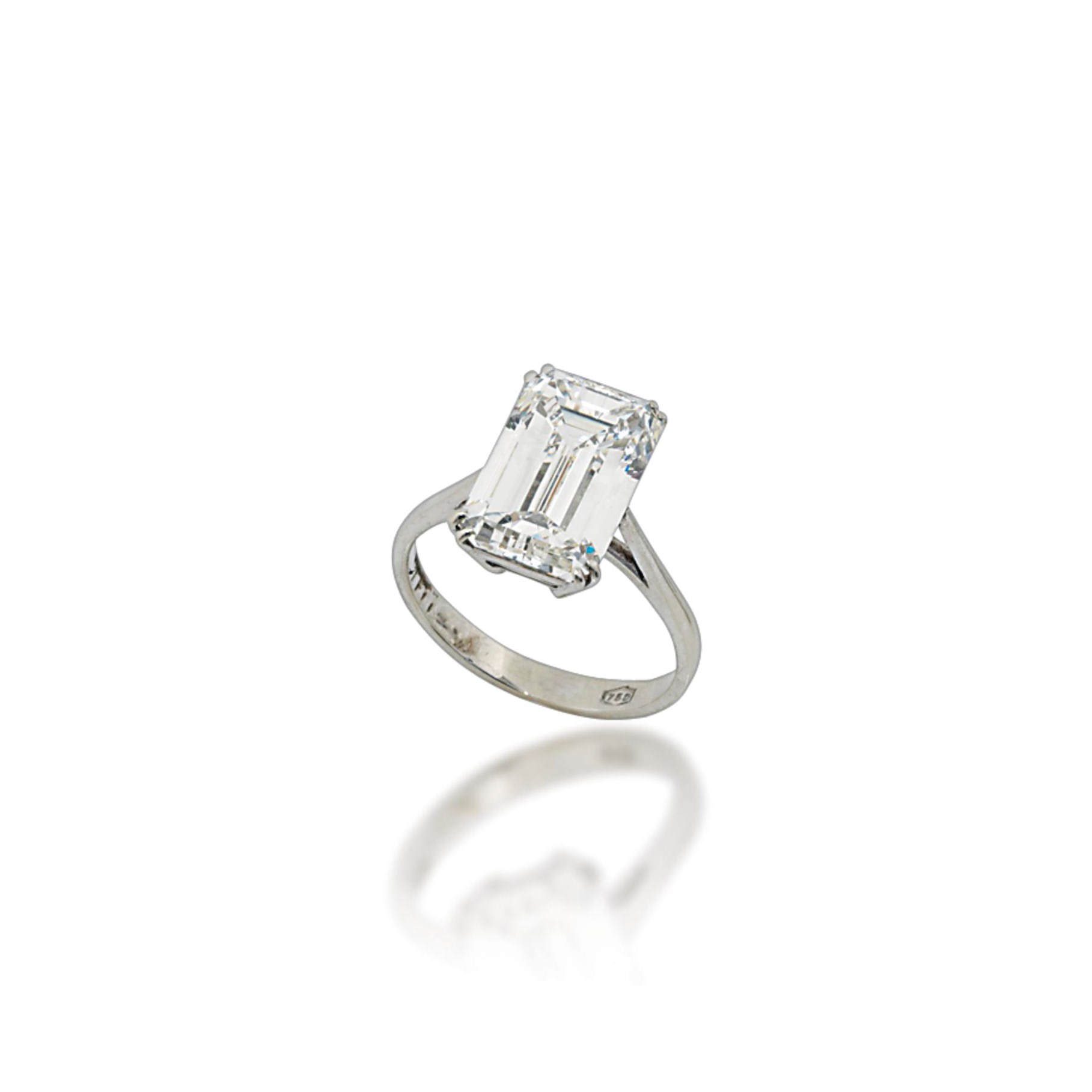 A SINGLE-STONE DIAMOND RING