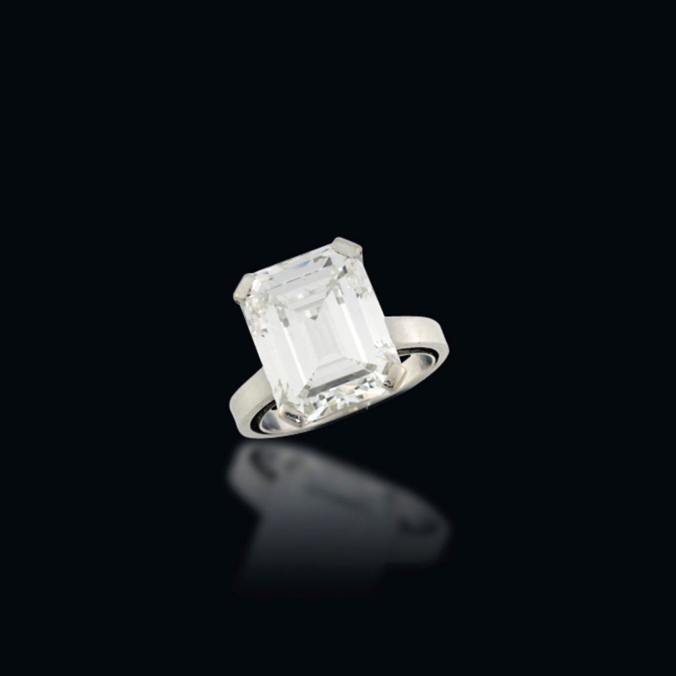 A SINGLE-STONE DIAMOND RING