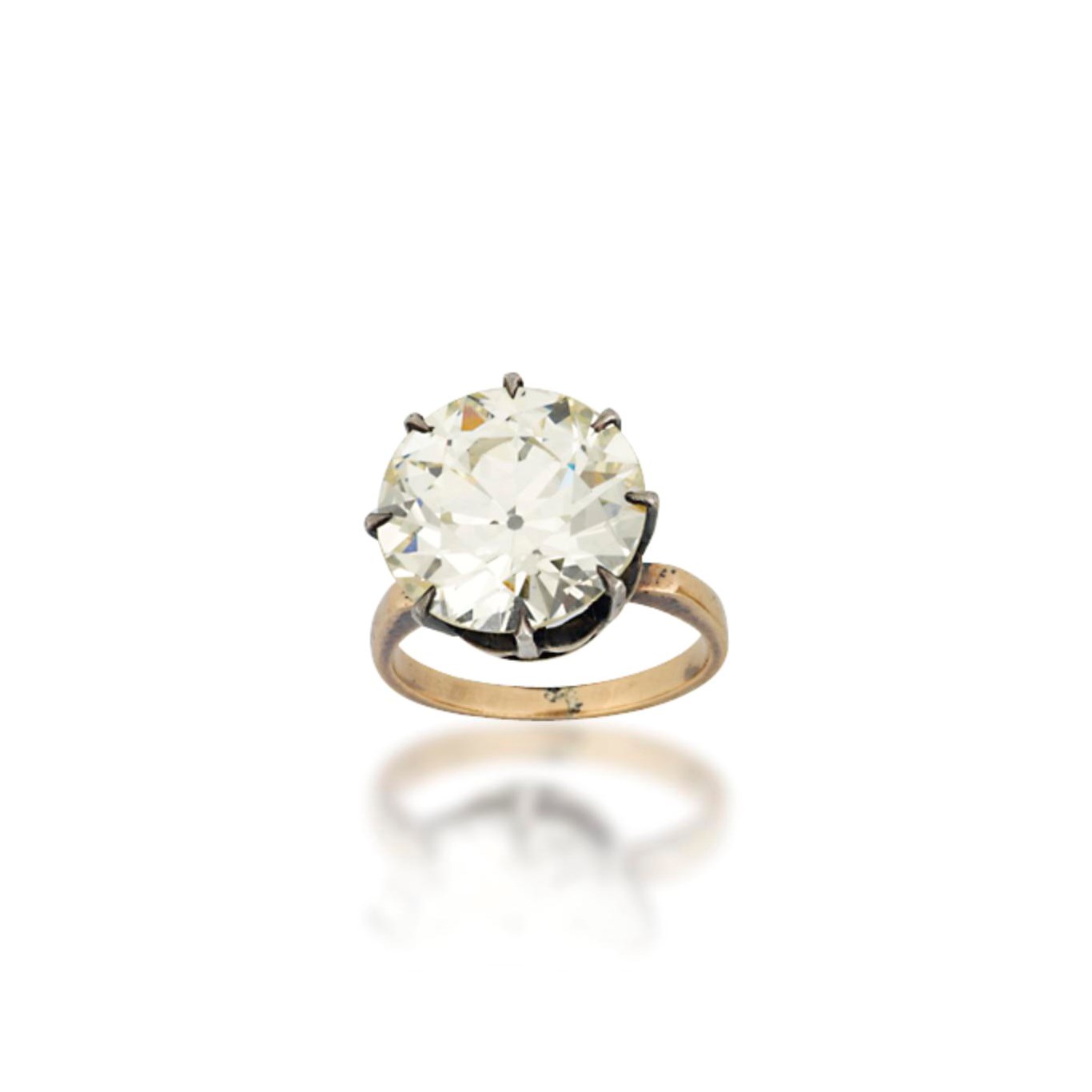 A SINGLE-STONE DIAMOND RING