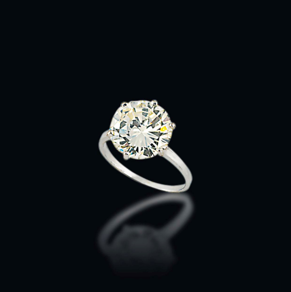 A SINGLE-STONE DIAMOND RING