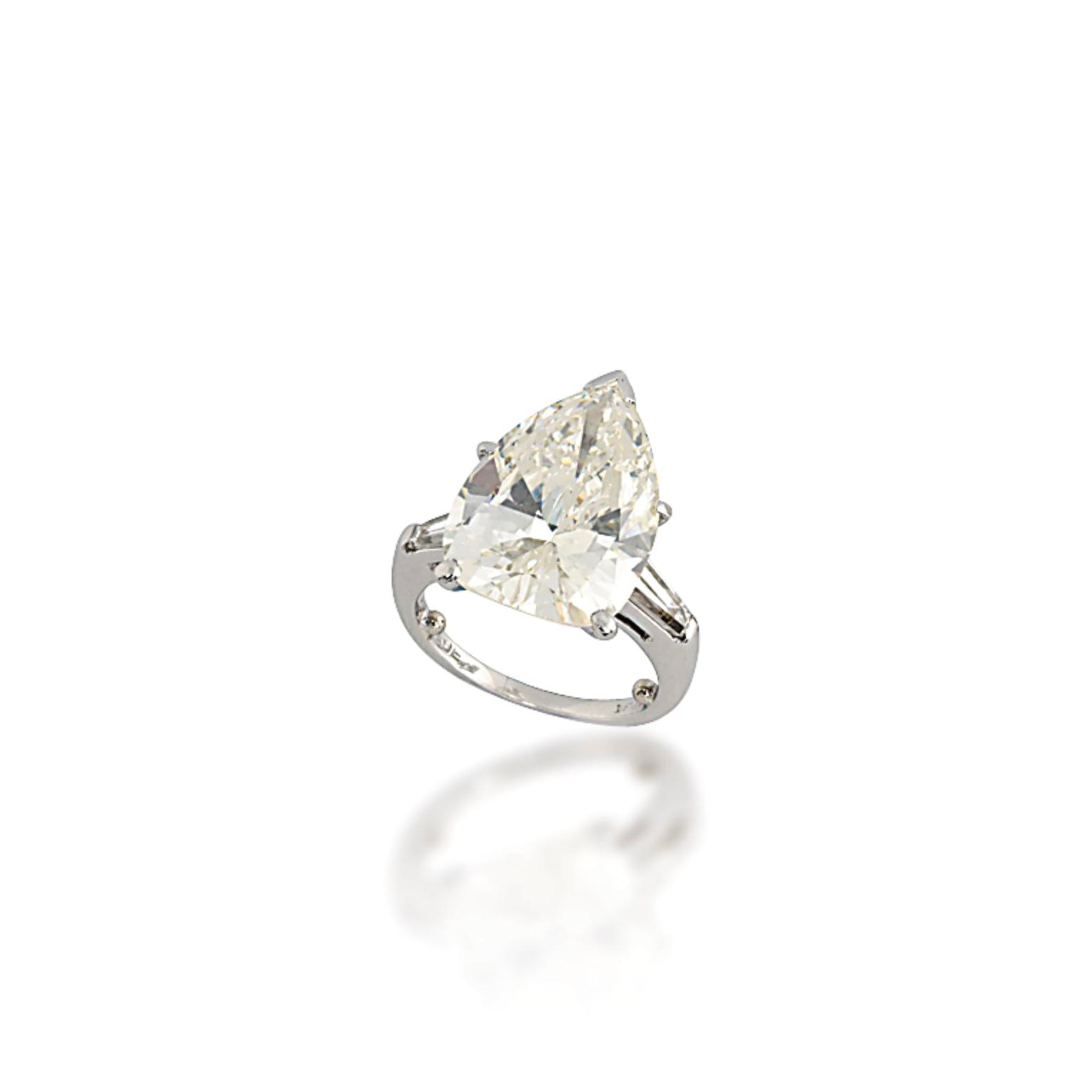 A SINGLE-STONE DIAMOND RING
