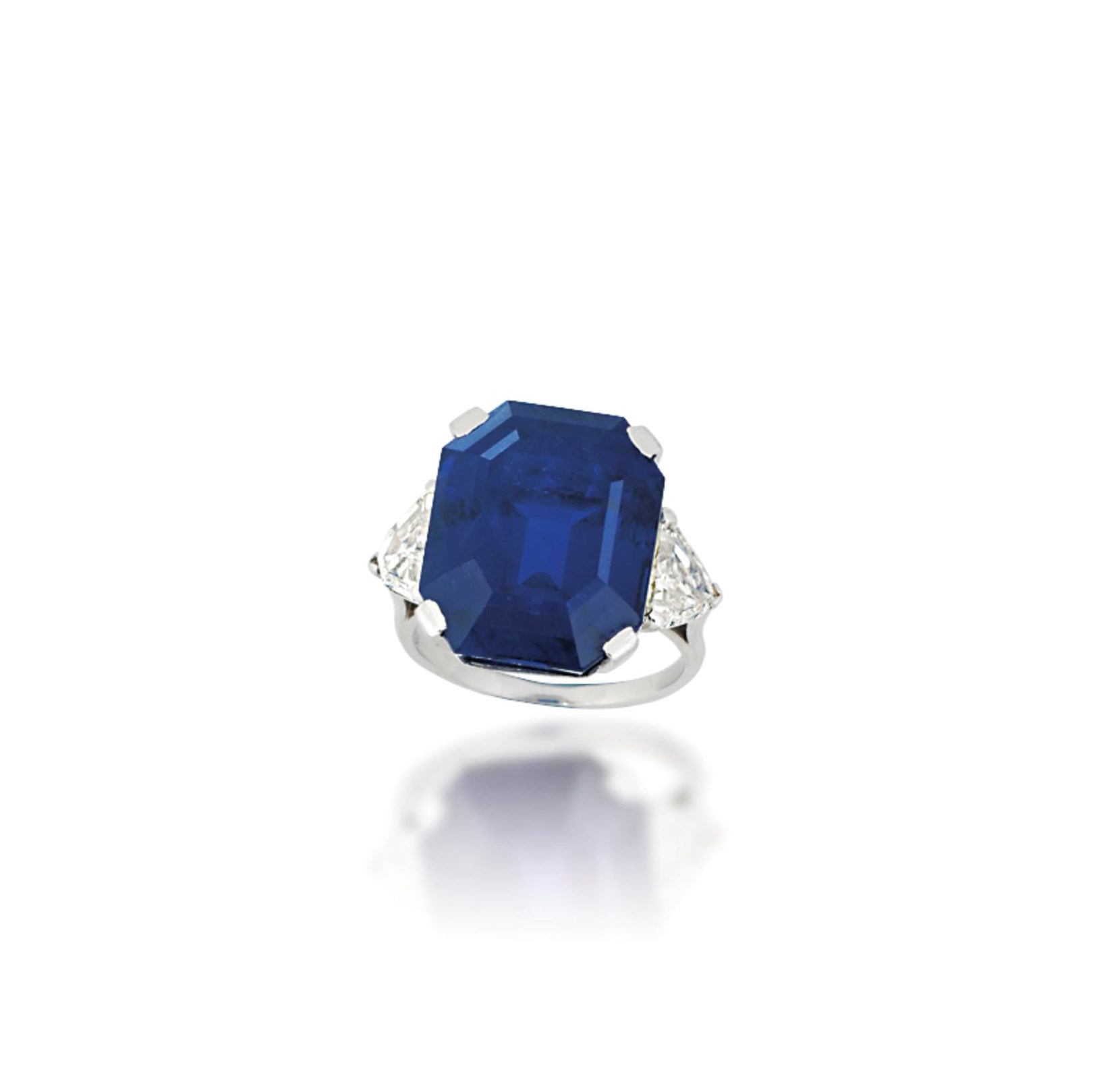 A SINGLE-STONE SAPPHIRE RING