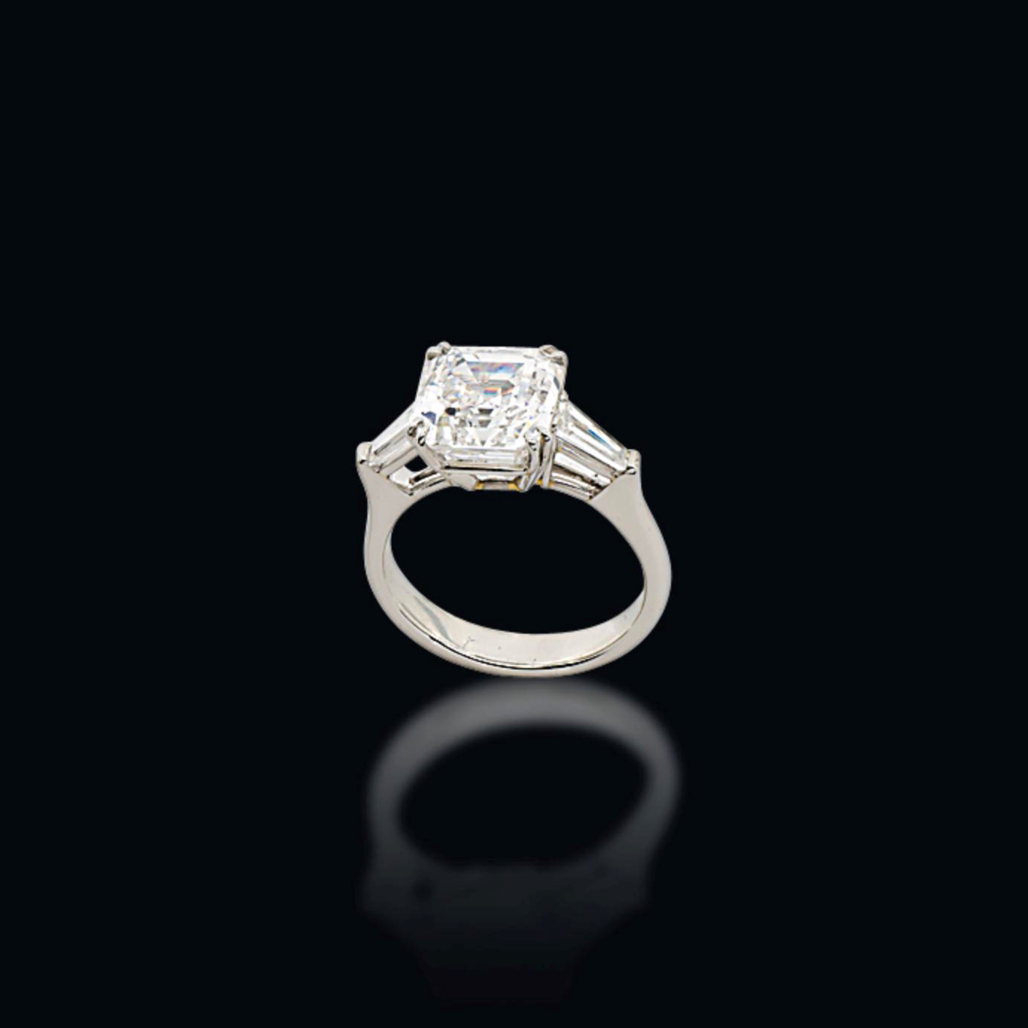 A SINGLE-STONE DIAMOND RING