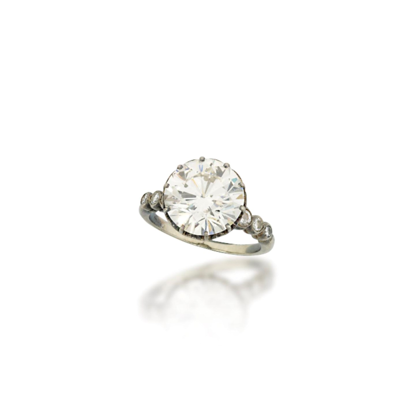 A SINGLE-STONE DIAMOND RING