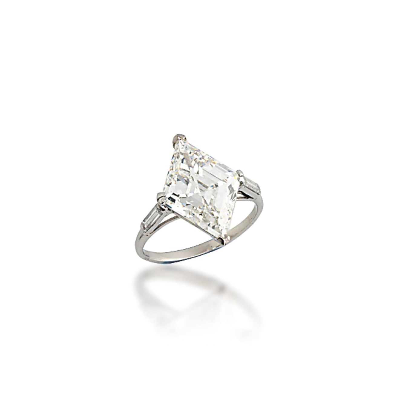 A SINGLE-STONE DIAMOND RING
