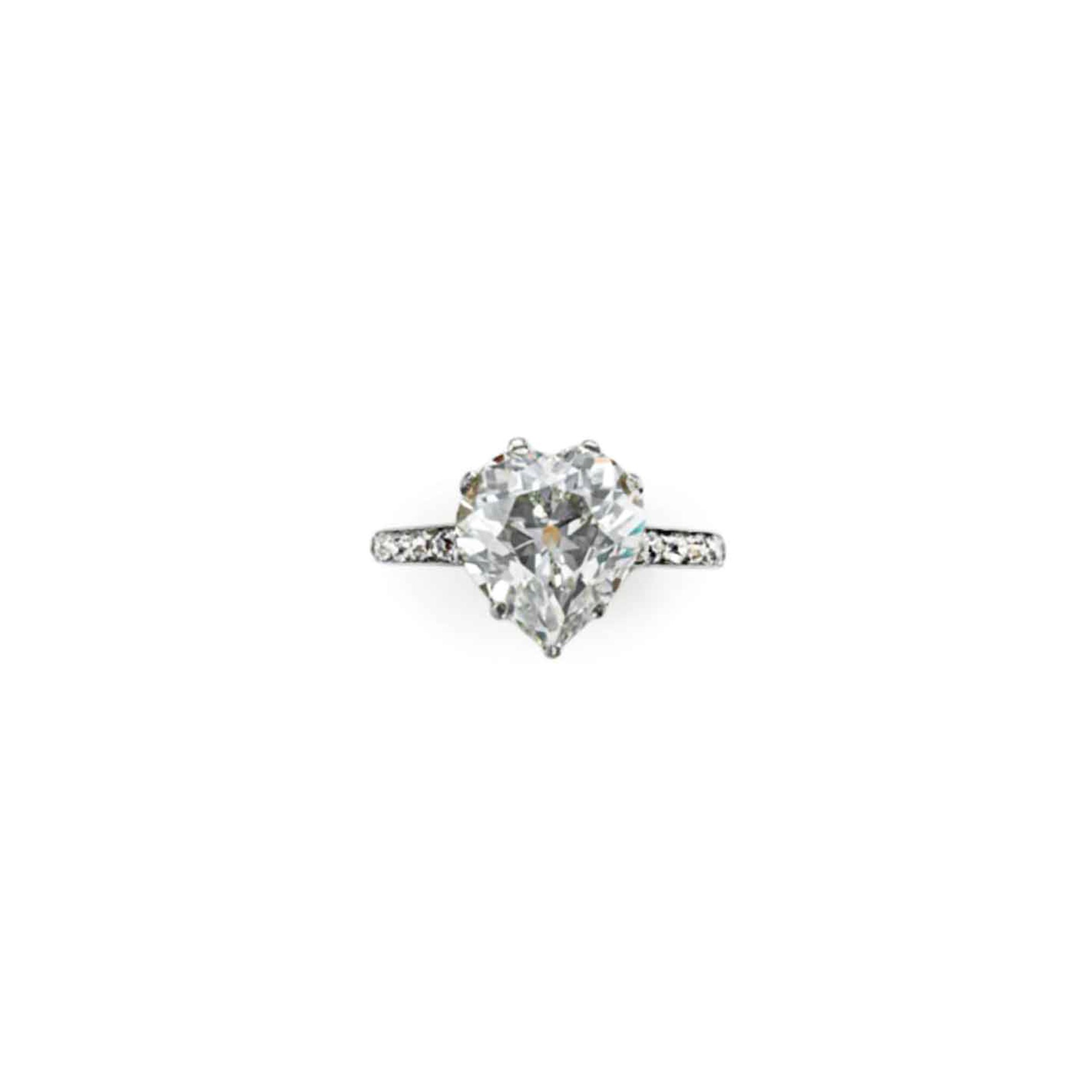 AN ANTIQUE DIAMOND RING