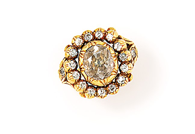 A diamond cluster ring
