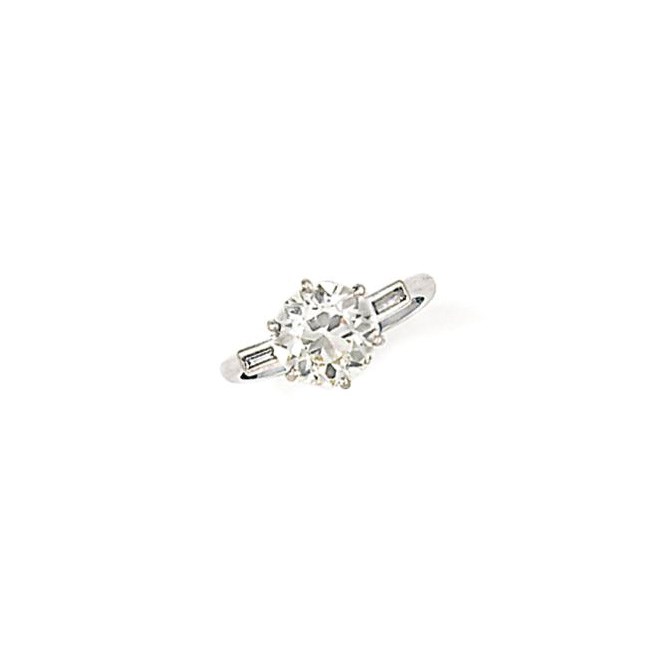 A diamond single stone ring