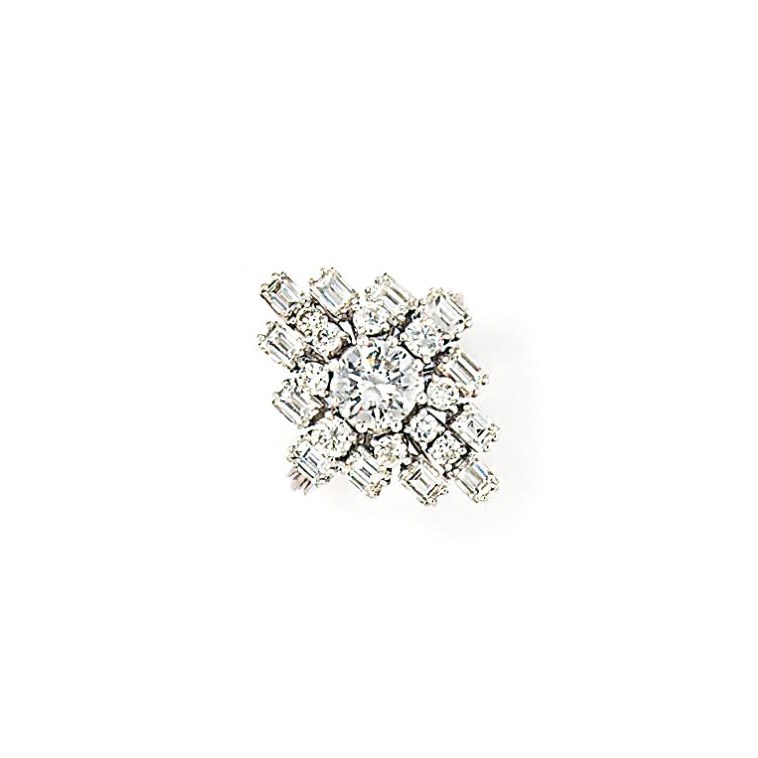 A diamond cluster ring