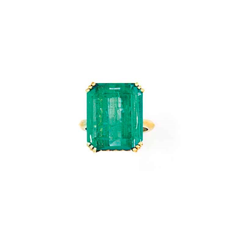 AN EMERALD SINGLE-STONE RING