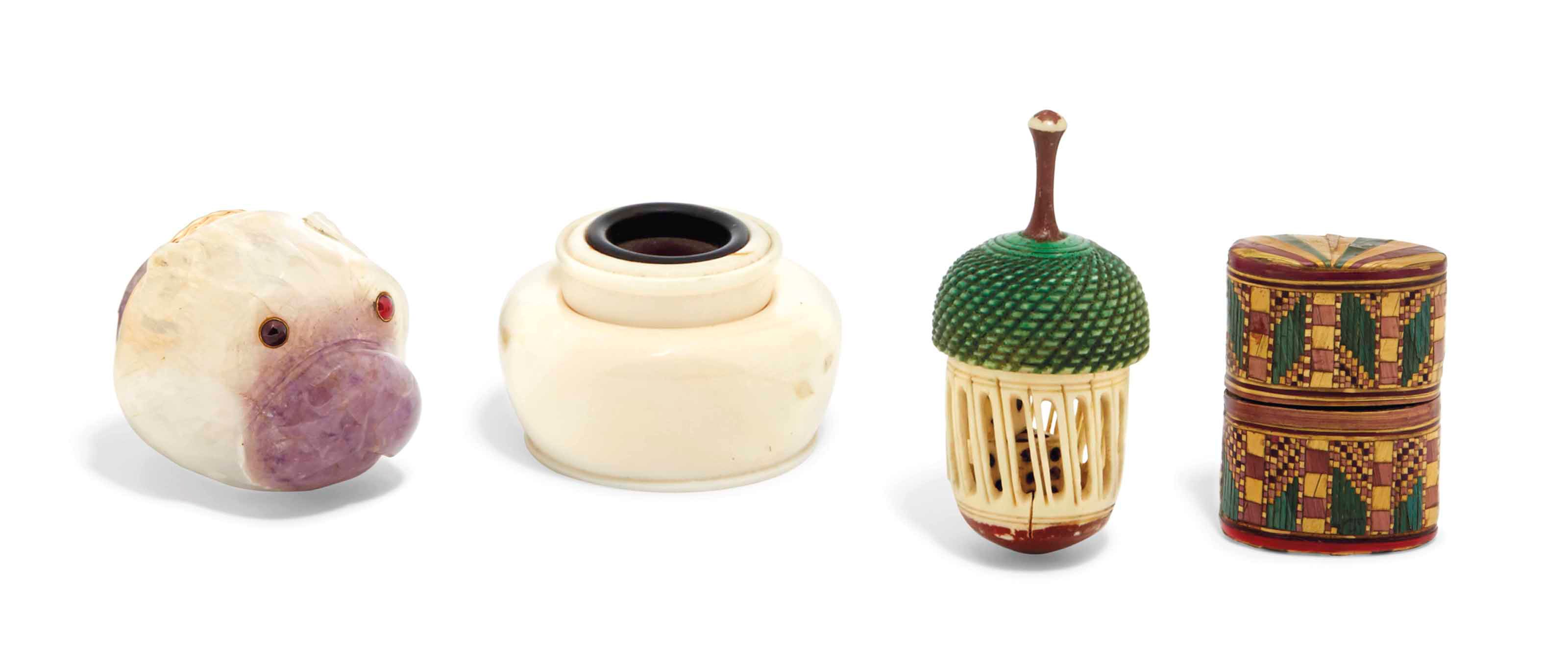 ENSEMBLE D'OBJETS DE VITRINE