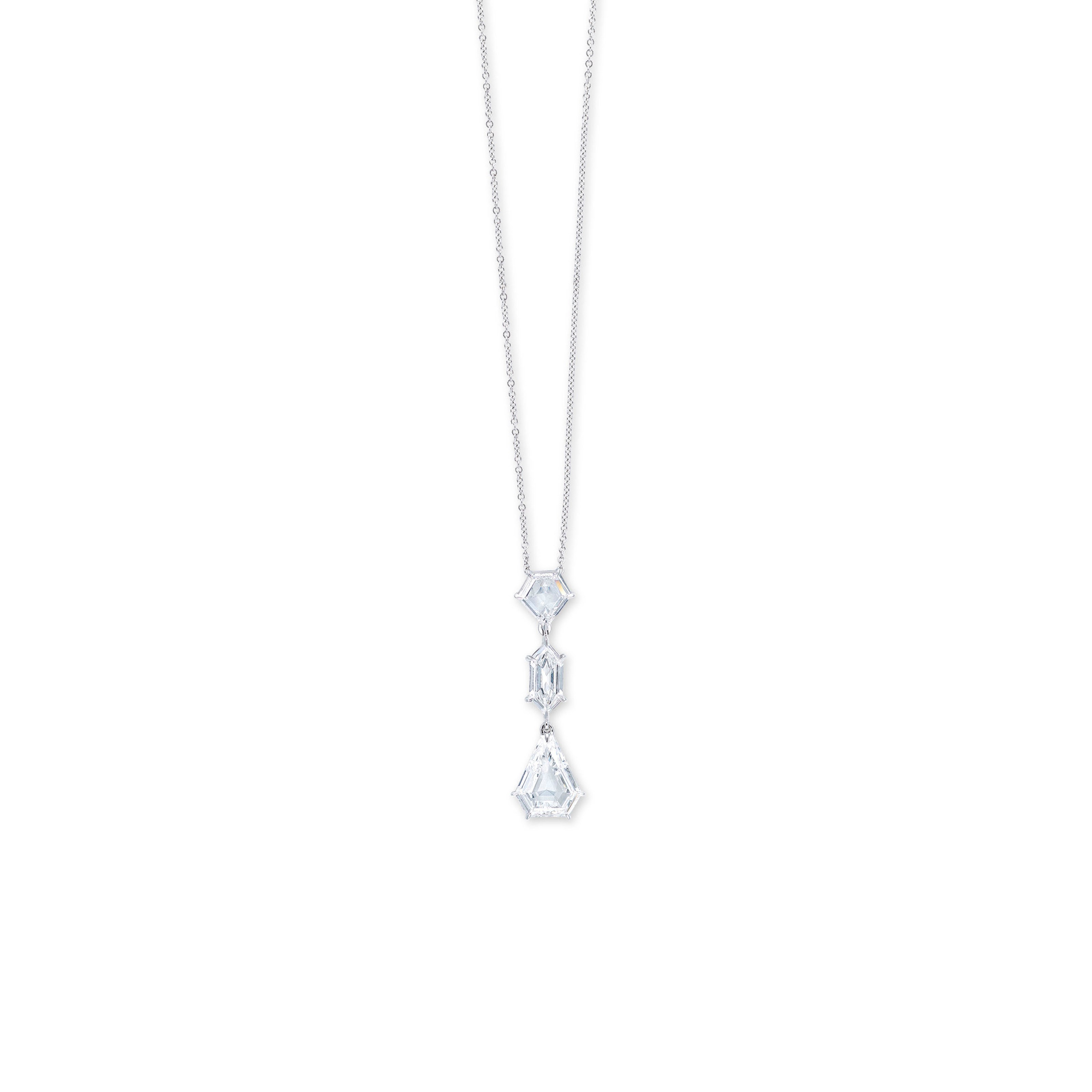 A DIAMOND PENDANT NECKLACE