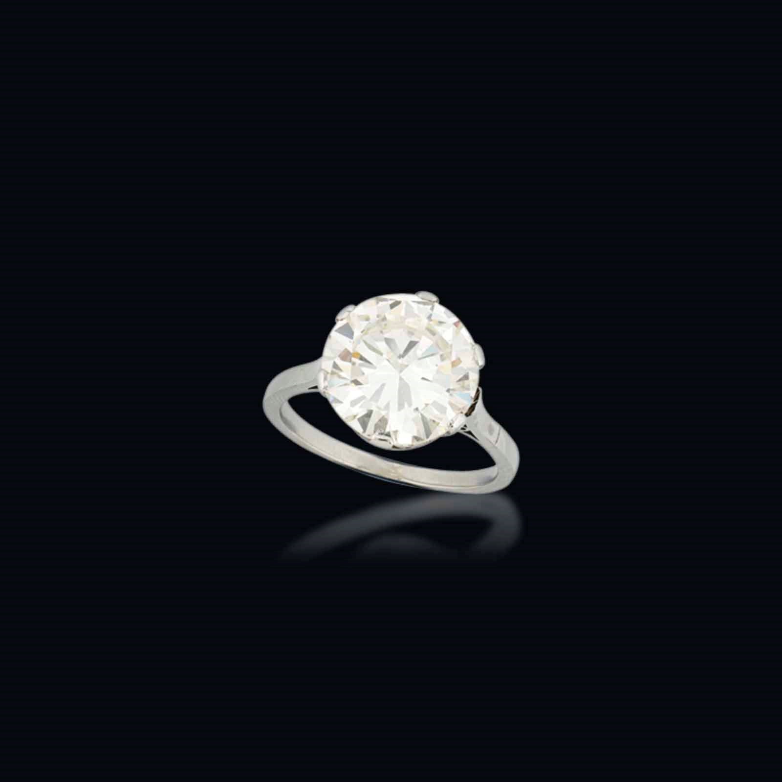 A SINGLE-STONE DIAMOND RING