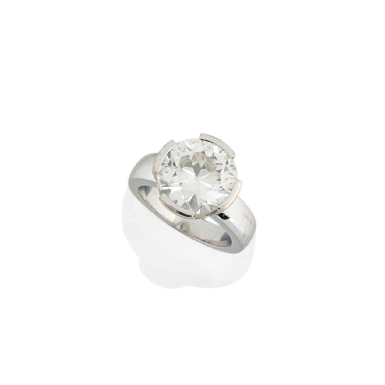 A SINGLE-STONE DIAMOND RING