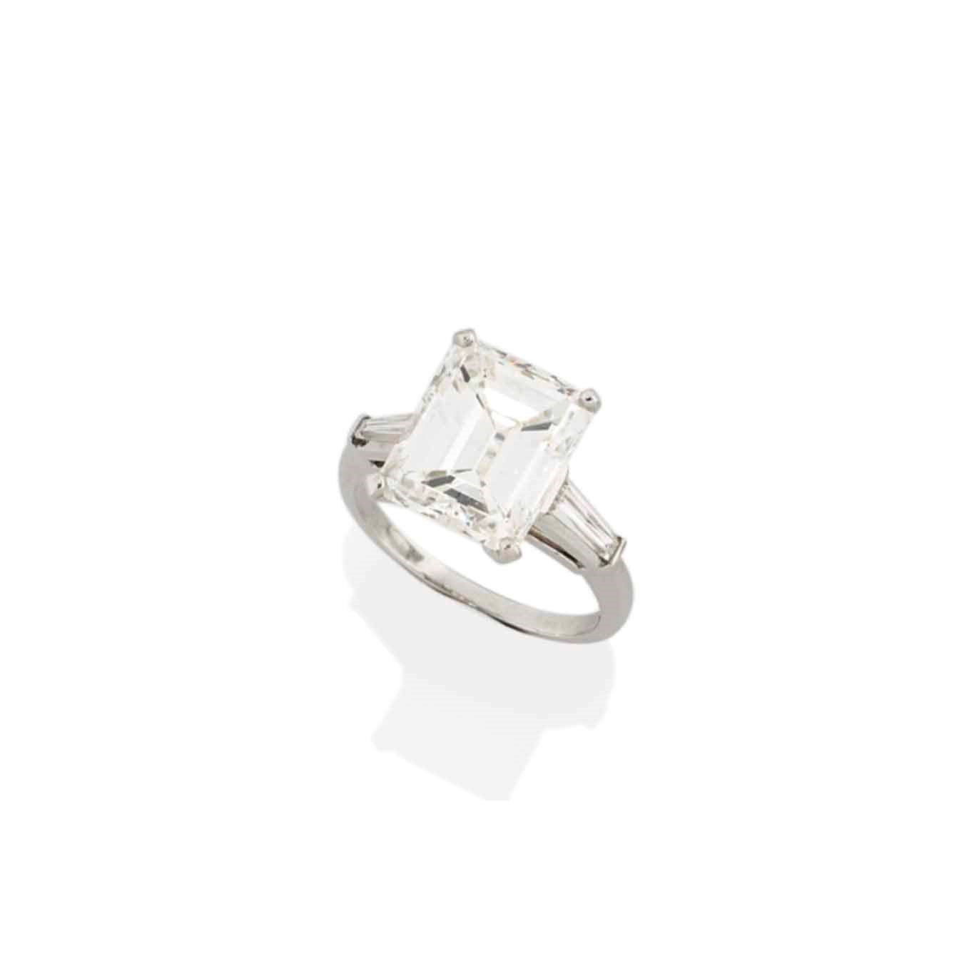A SINGLE-STONE DIAMOND RING