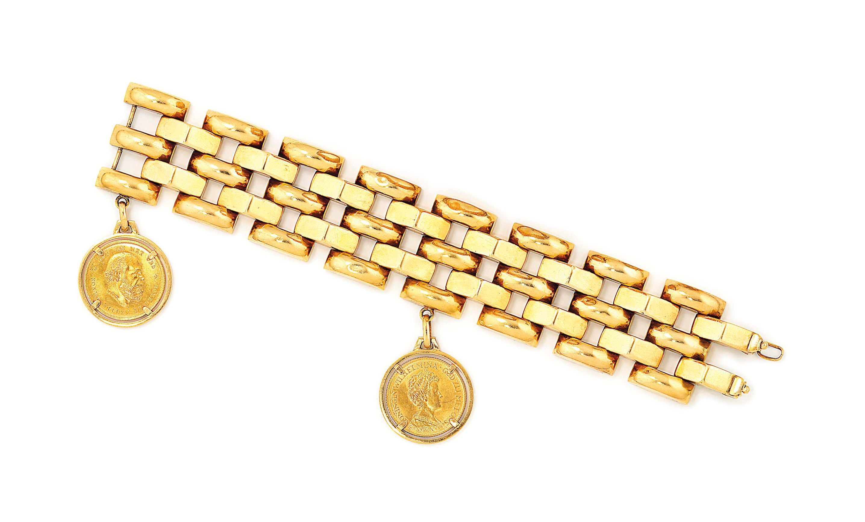 A FANCY-LINK BRACELET