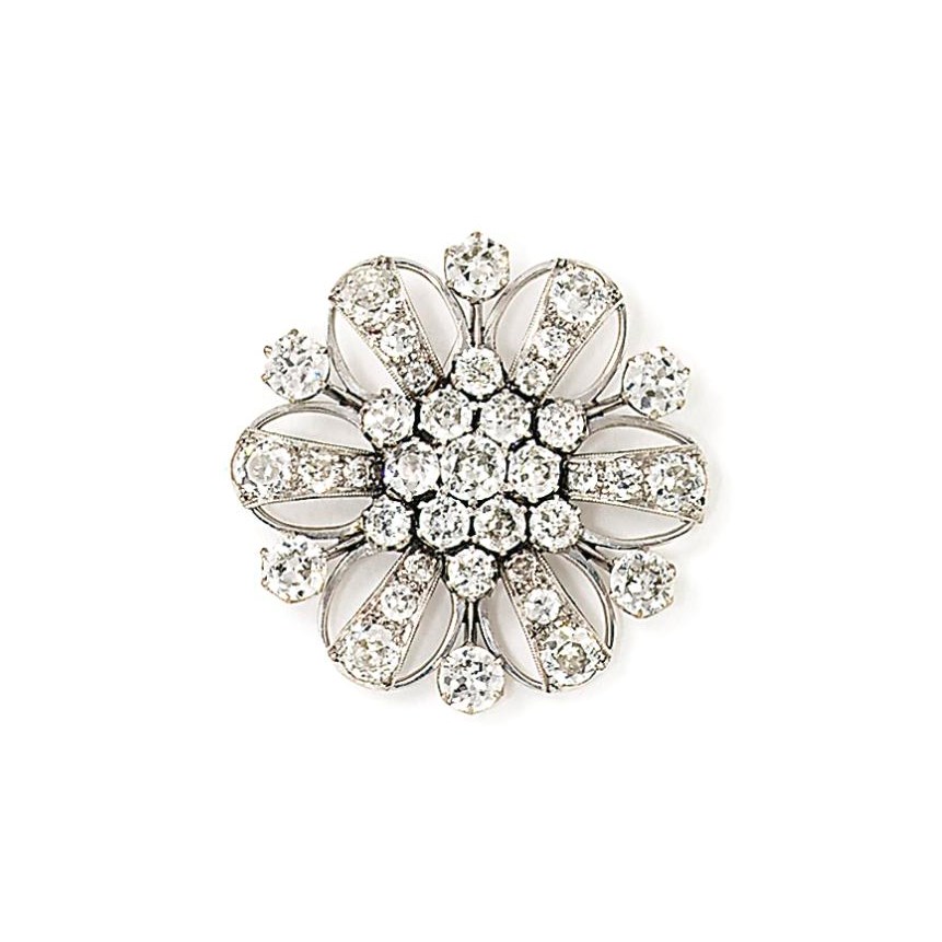 A DIAMOND FLOWERHEAD BROOCH