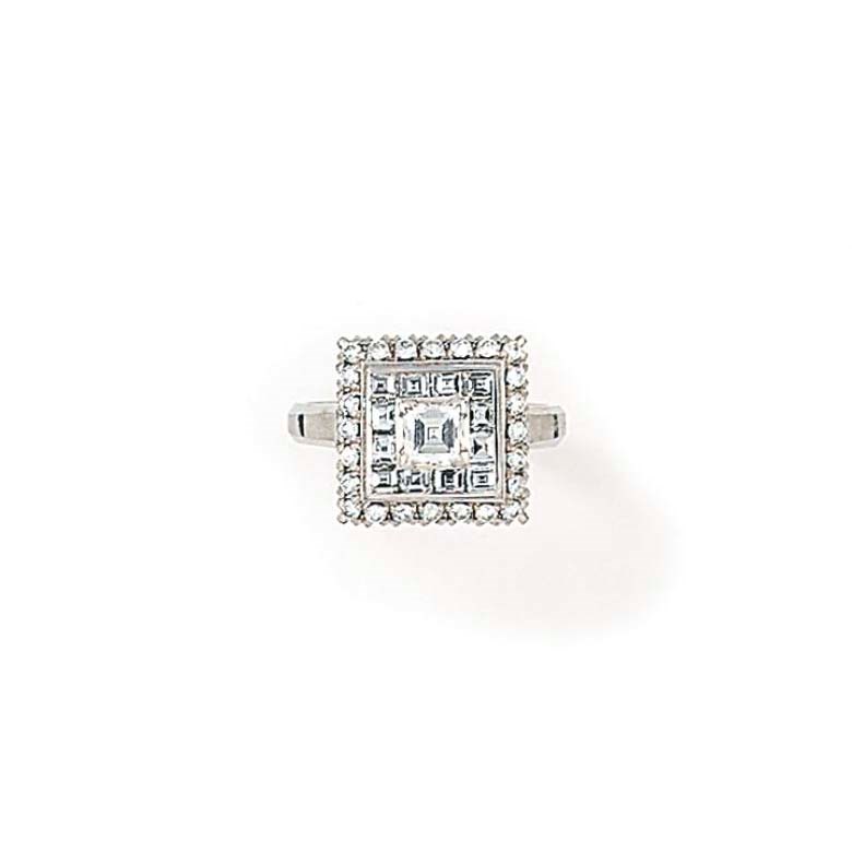 A DIAMOND CLUSTER RING
