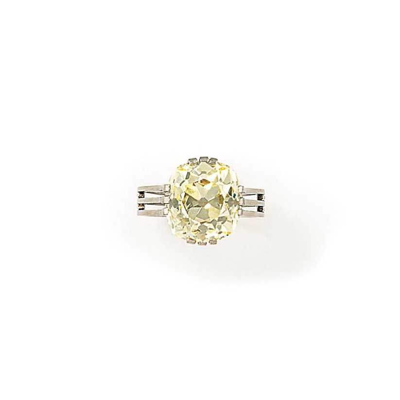 A DIAMOND SINGLE STONE RING
