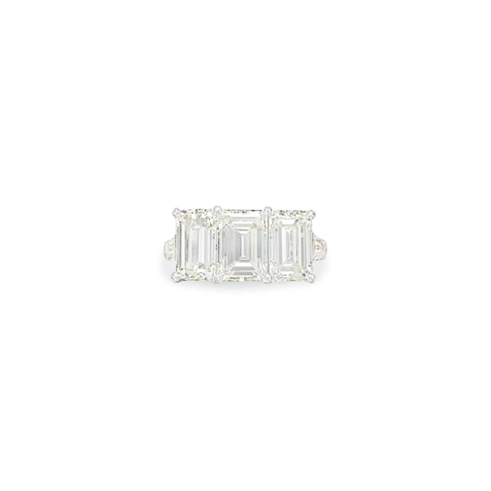 A THREE-STONE DIAMOND RING