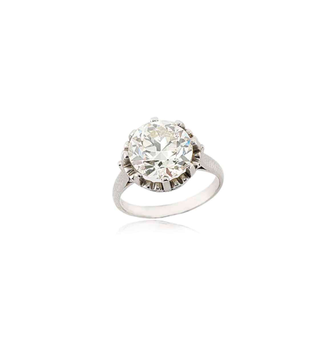 A SINGLE-STONE DIAMOND RING