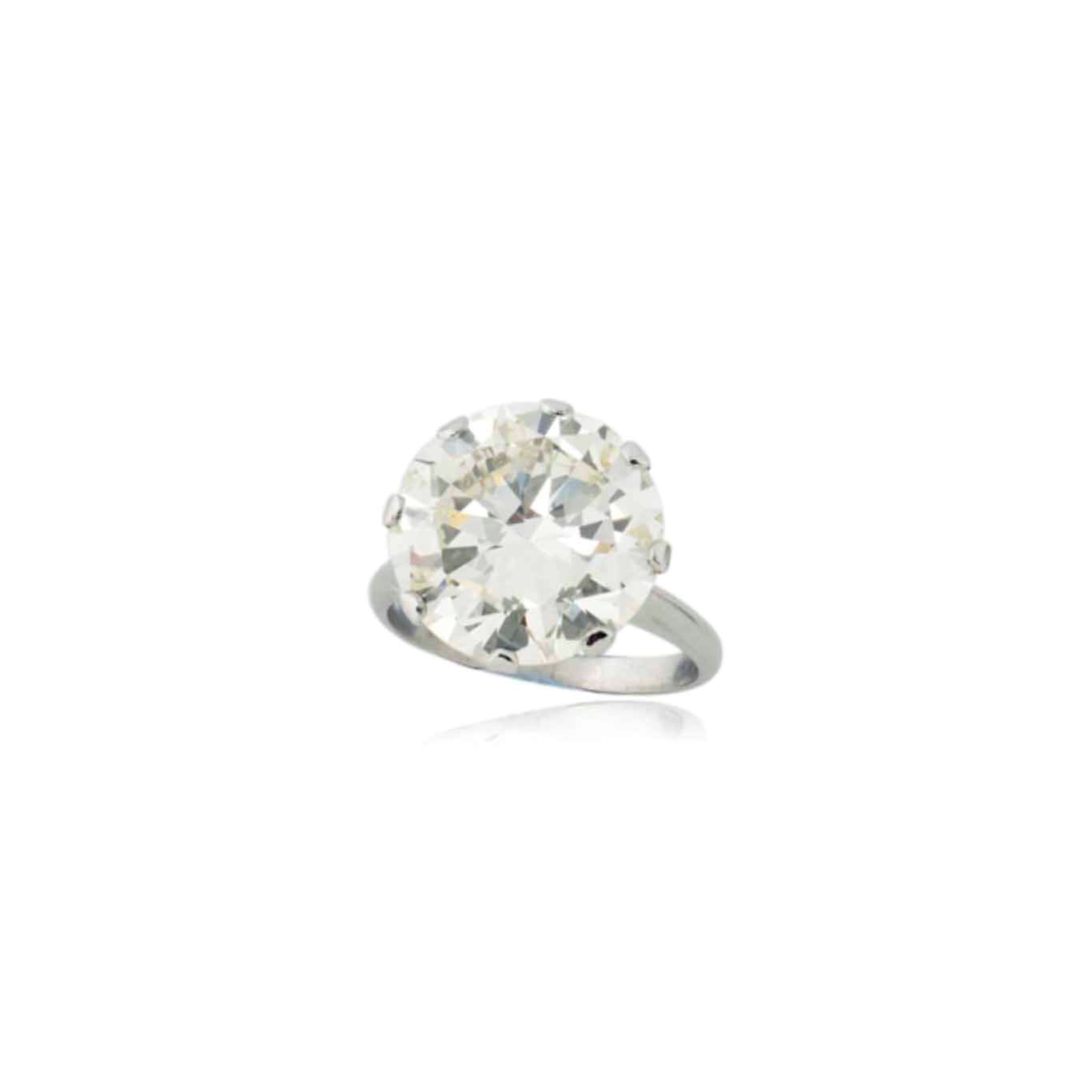 A SINGLE-STONE DIAMOND RING