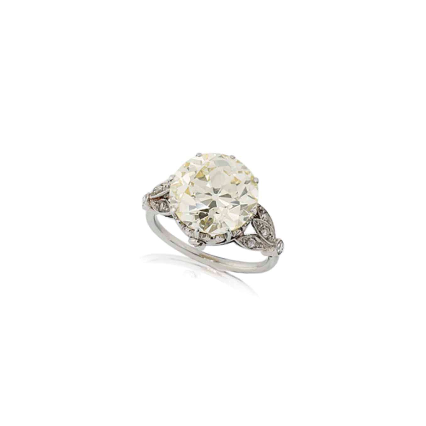 A SINGLE-STONE DIAMOND RING