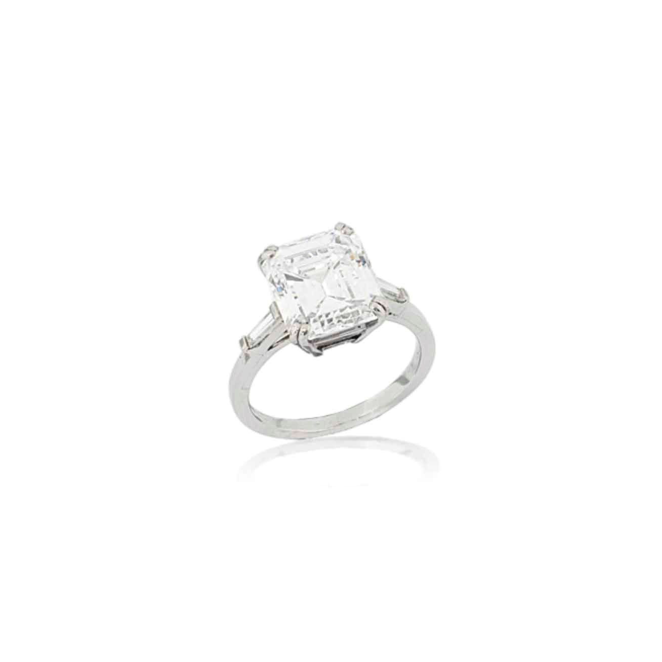 A SINGLE-STONE DIAMOND RING