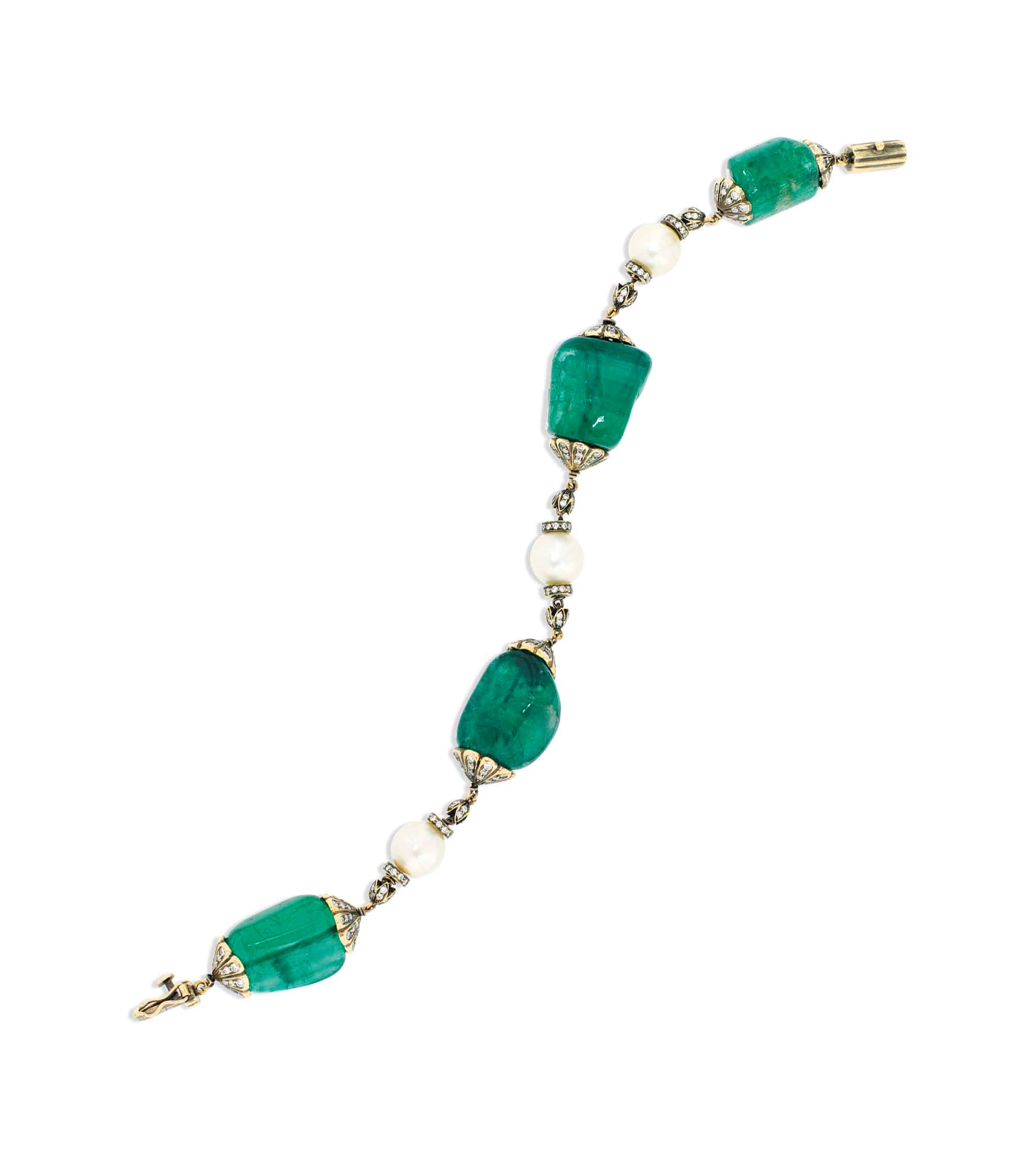 AN EMERALD BEAD BRACELET