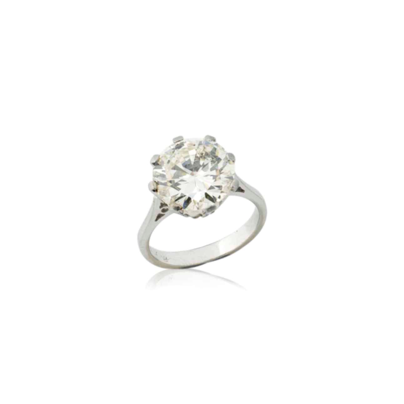 A SINGLE-STONE DIAMOND RING