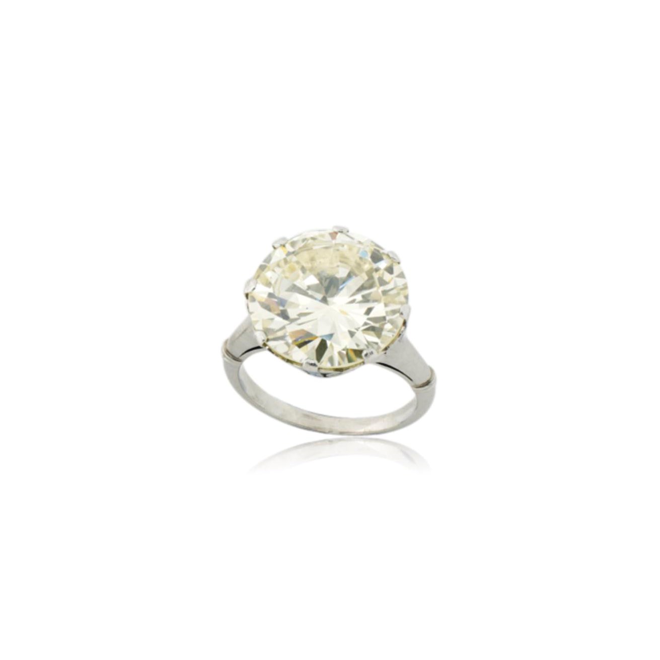A SINGLE-STONE DIAMOND RING
