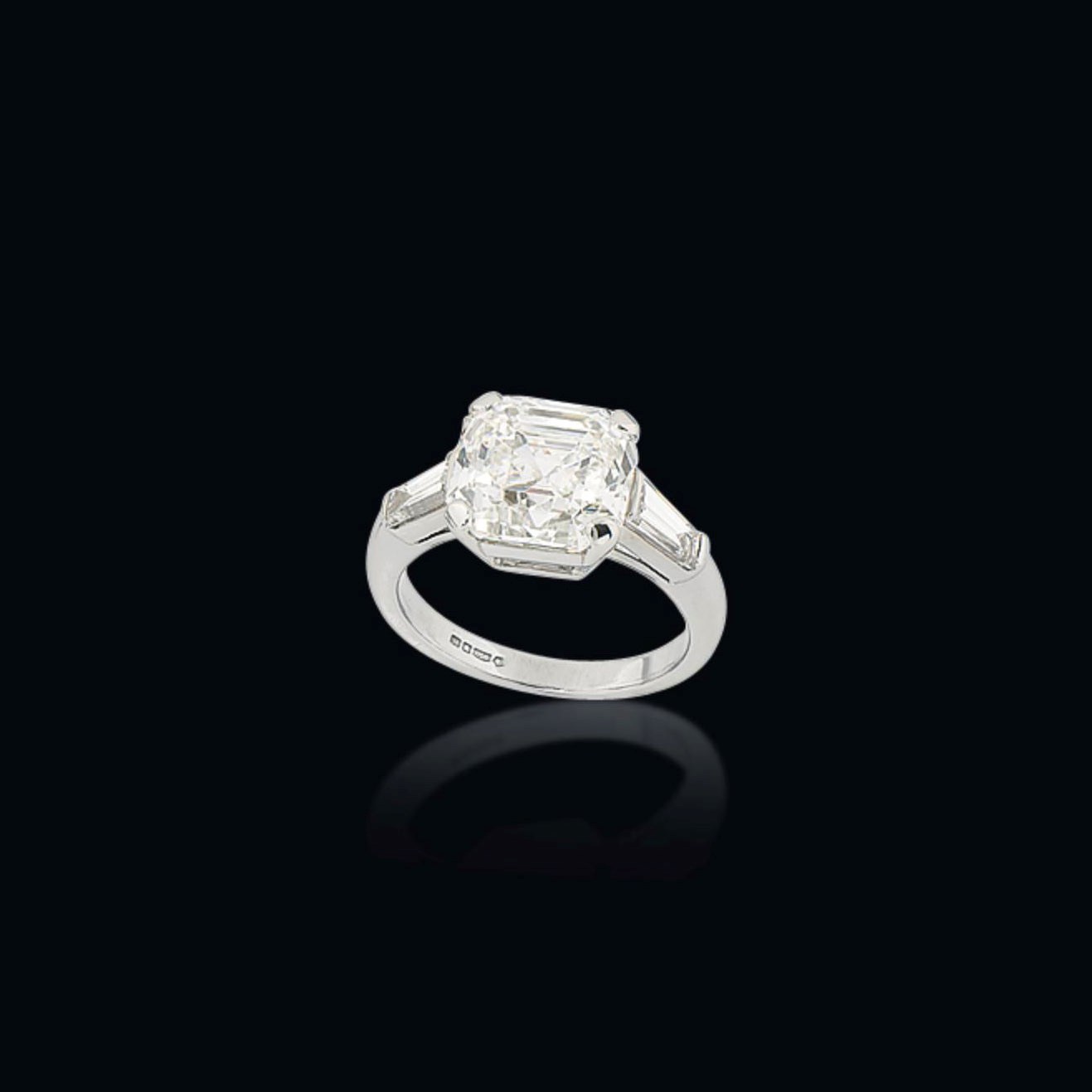 A SINGLE-STONE DIAMOND RING